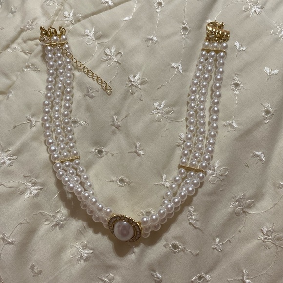 Elegant Pearl and Gold Necklace - Picture 1 of 2